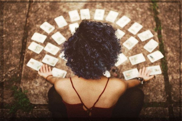 Rüyada Fal Bakan Kadın Görmek