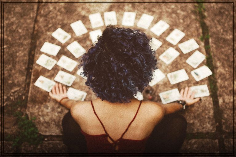 Rüyada Fal Bakan Kadın Görmek