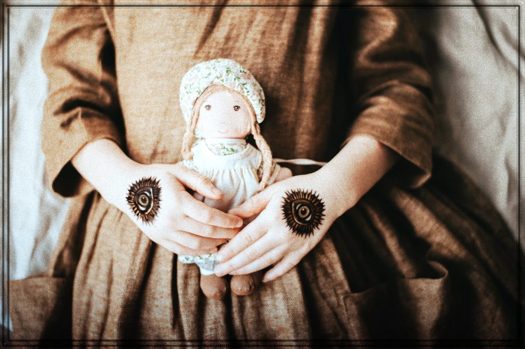 Rüyada Kırık veya Yıpranmış Oyuncak Bebek Görmek