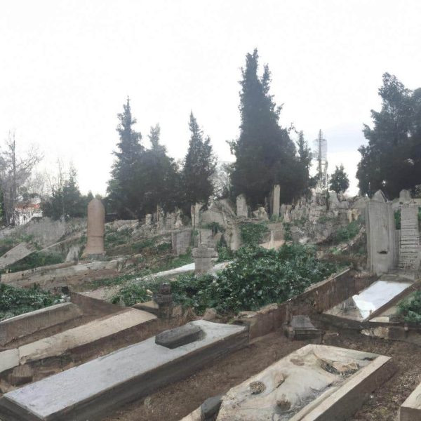 Ruyada Yasayan Birinin Mezarini Gormek