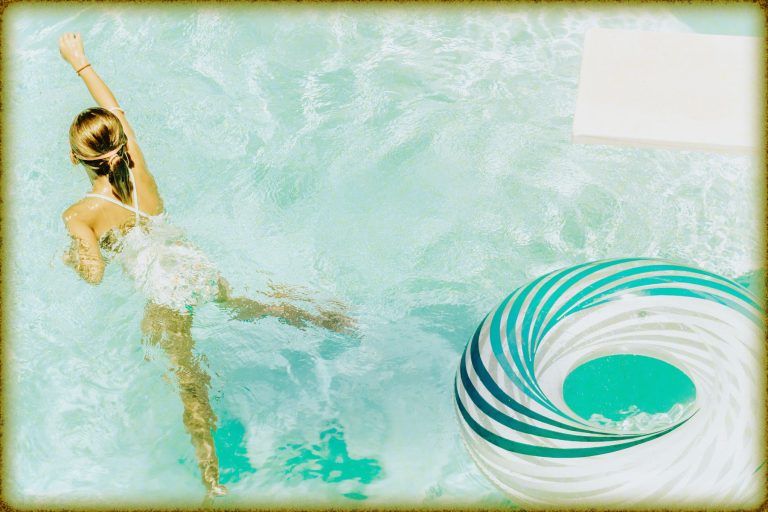 Rüyada Havuzda Yüzmek